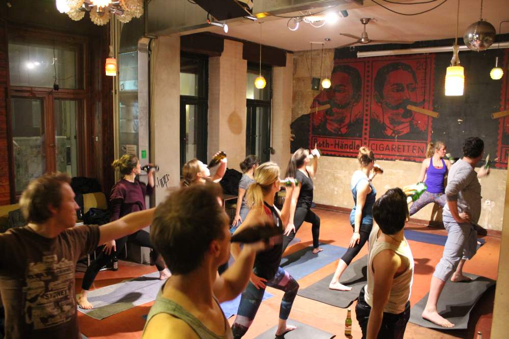 Bieryoga hacer yoga y beber cerveza a la vez es este ejercicio que se está realizando en Berlín, Alemania