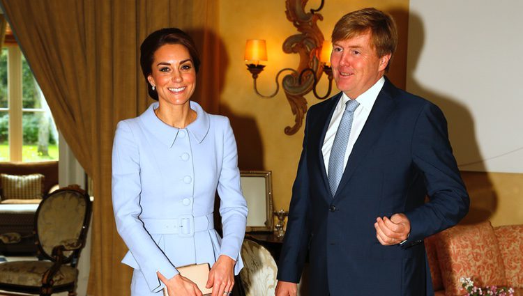 Kate Middleton con Guillermo Alejandro de Holanda en su primer viaje al extranjero en solitario