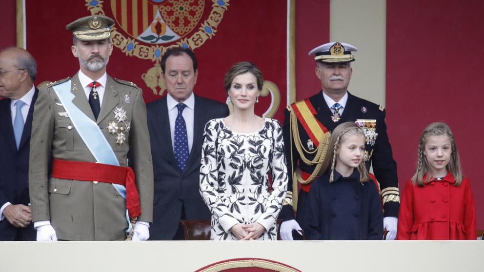 La familia Real española, presidiendo el desfile del 12 de octubre, que se llevó a cabo bajo tremendo aguacero