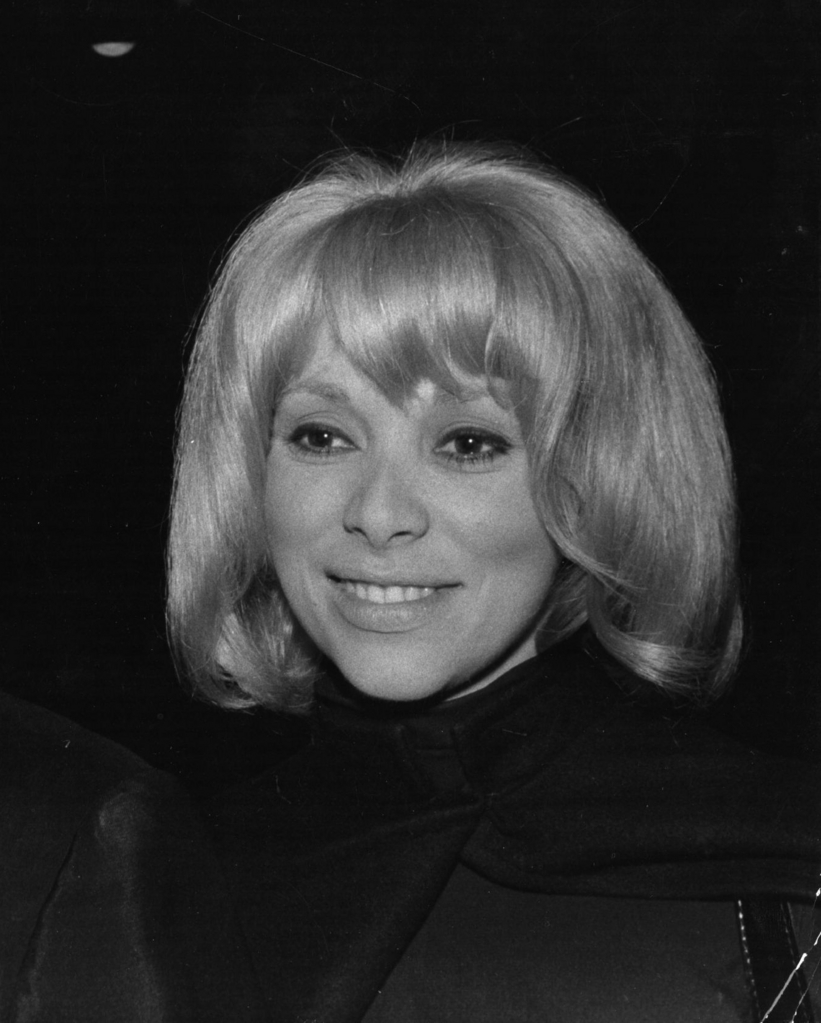 El último adios a la gran Mireille Darc, Francia está de duelo por ella.