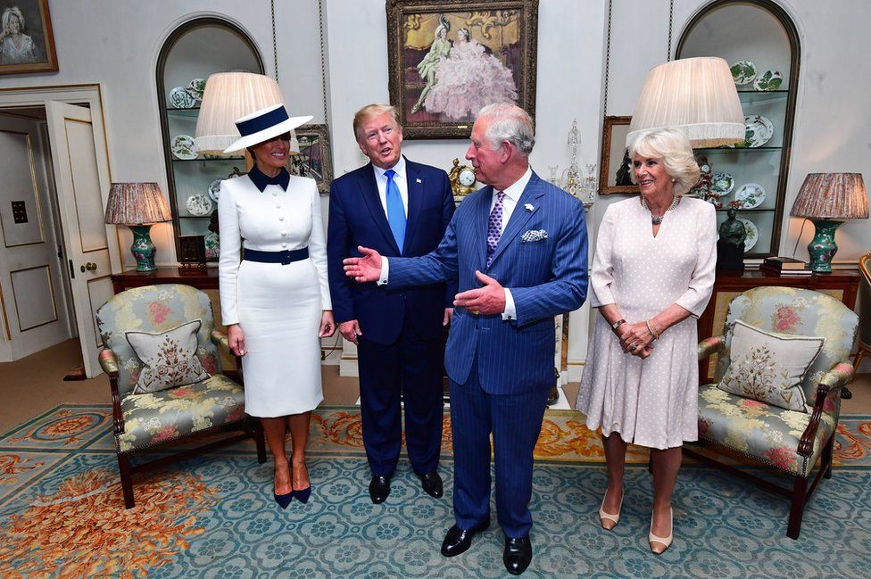 El presidente Trump y su esposa en la corte de la reina Elizabeth II