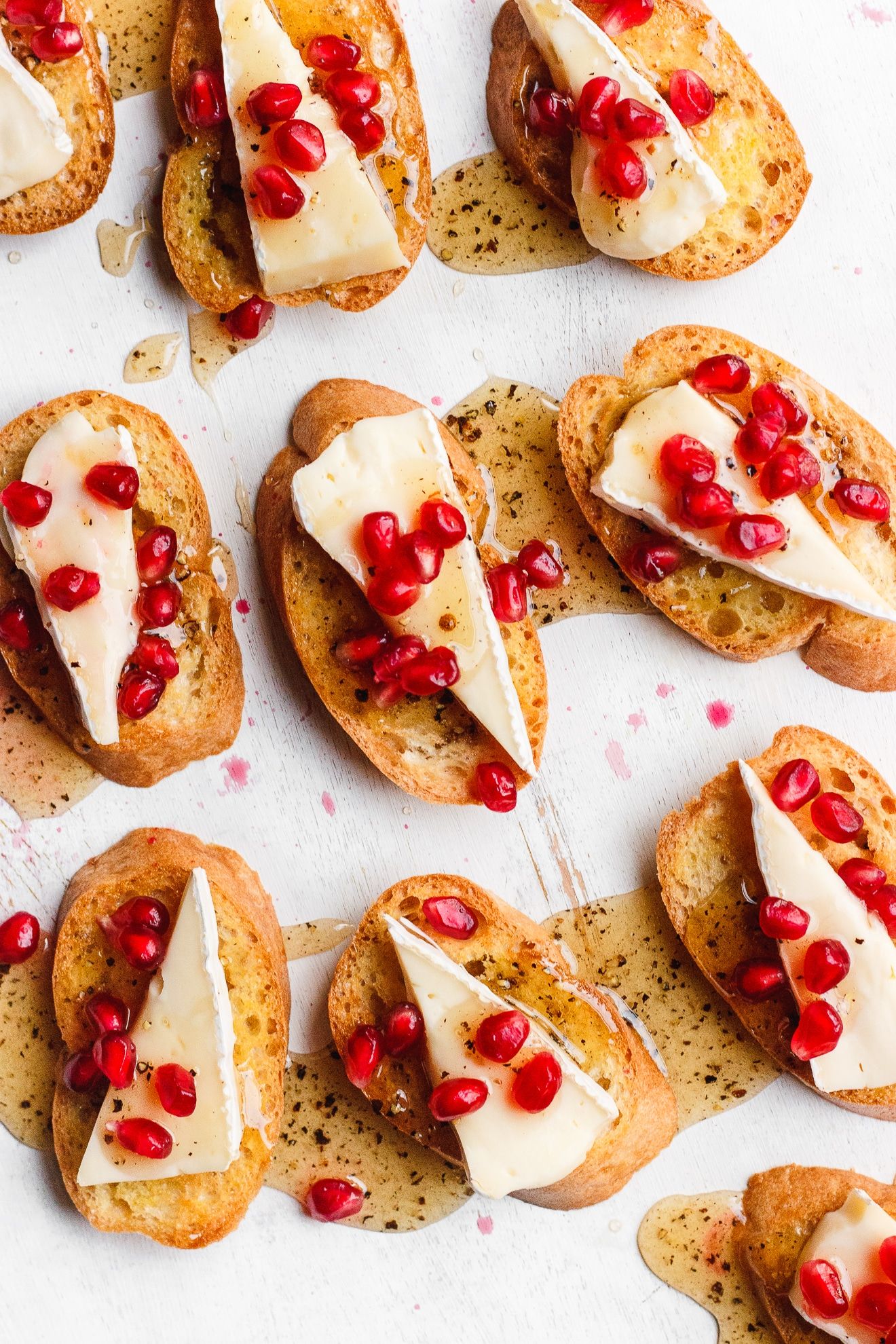 Bruschettas de brie, miel con granadas y nueces caramelizadas