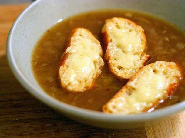 Sopa de cebolla parisina