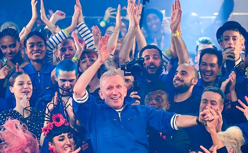 El irreverente Jean Paul Gaultier se despidió de las pasarelas