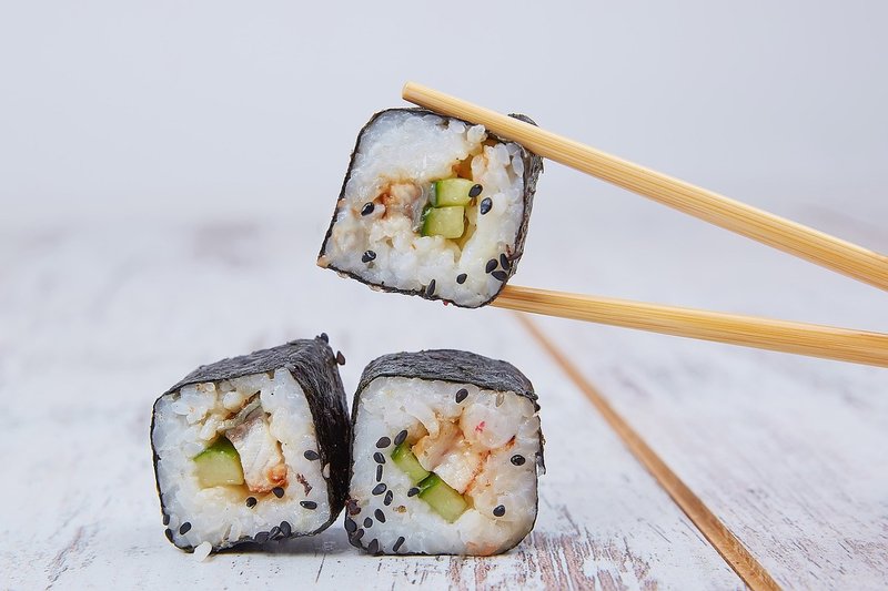 ¿Cómo se debe comer sushi?