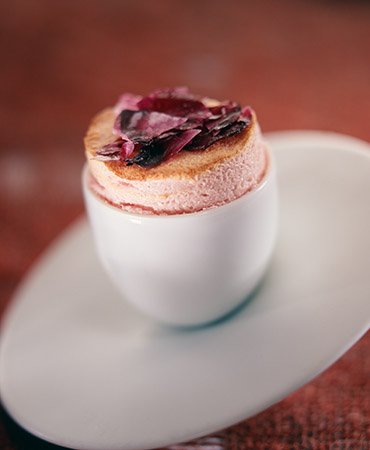 Souflé helado de rosas y fresas