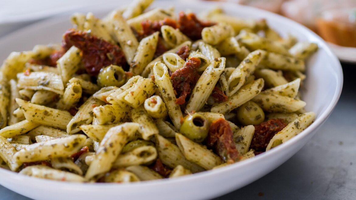 Ensalada de pasta con pollo al pesto